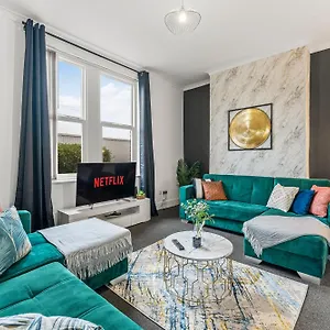 Apartment 20 Percent Off! Stylish Abode Sleeps 12 United Kingdom